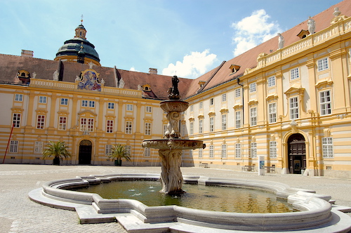 Baukunst Stift Melk mit Brunnen