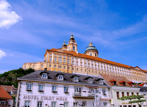 Stift Melk und altes Hotel