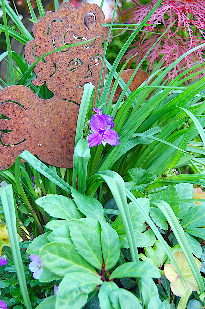 Blumen und Engel im Erblühen