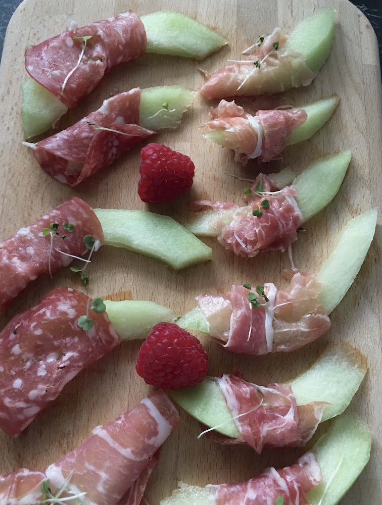 Einfaches Essen auf einfachem Holzbrett