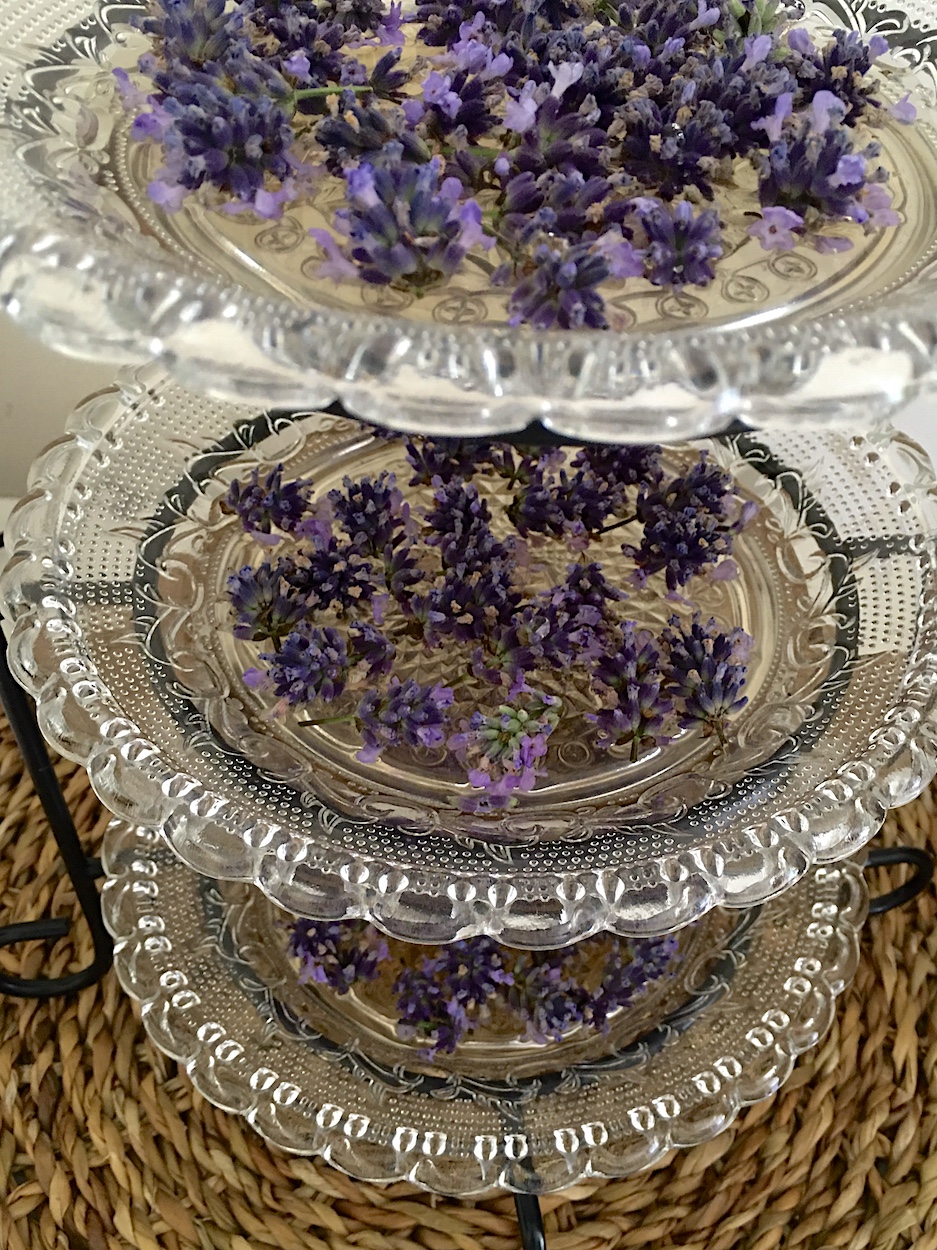 3-stöckige Etagere mit Lavendelblüten